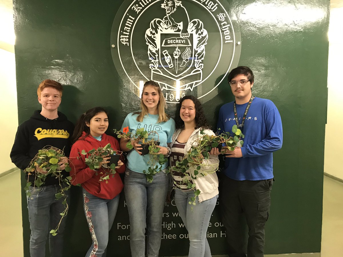 killianfc's tweet photo. @killianfc @FairchdChallnge @GrowBeyondEarth GBE Team preparing to mass total vs edible. Counting axial buds on plants. https://t.co/an4a67Symh