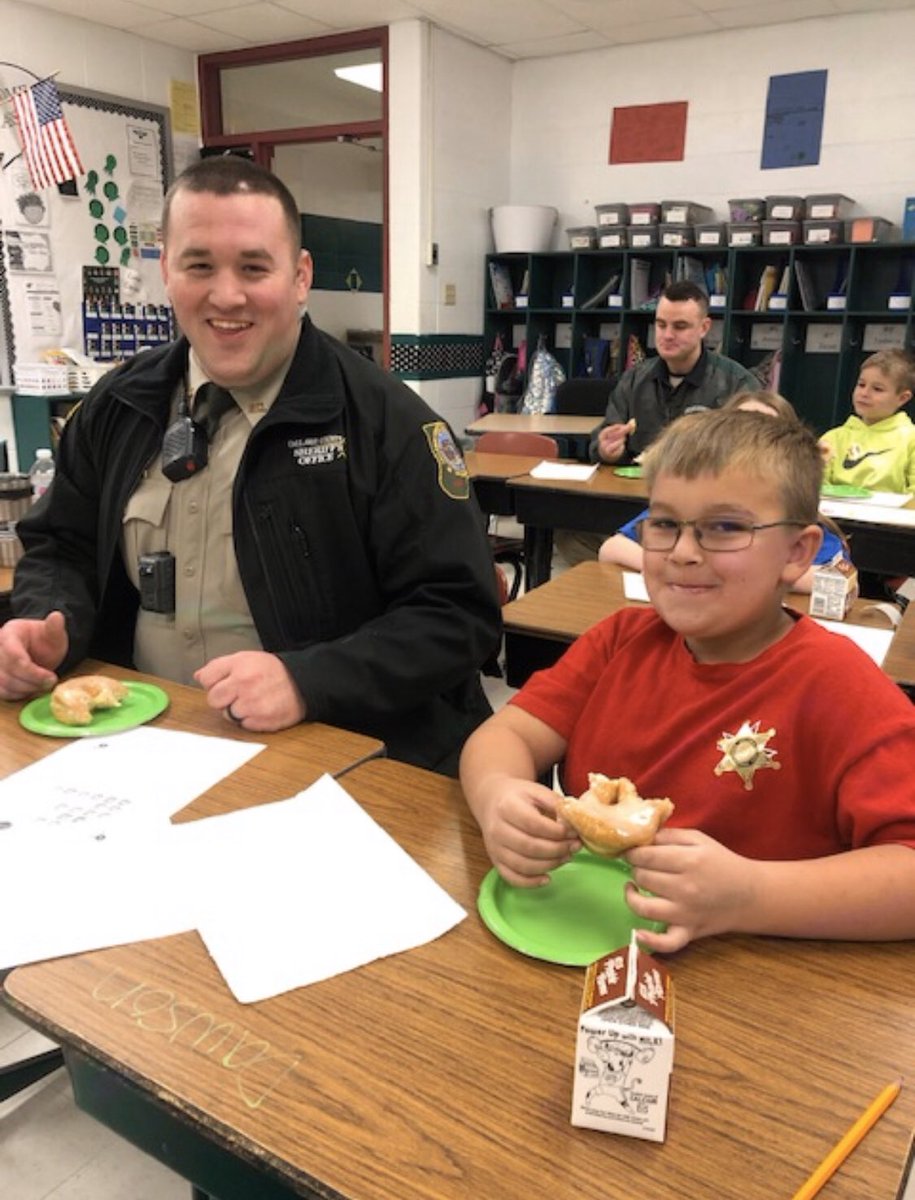NorthCallawayMS's tweet photo. A group of 2nd graders bought Donuts with Deputies and got to enjoy the event this morning! Thank you Callaway County Sherif’s Office for hanging out with our kiddos! #ThunderbirdProud #AuxRox https://t.co/qvSDJIerWj