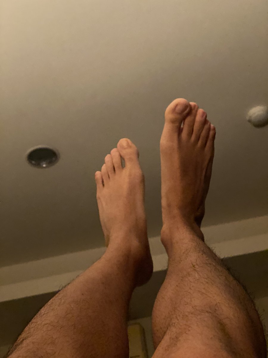 Feetguyjoe's tweet photo. Night guys. #footcare #footfettish #gayfeet https://t.co/PZWtyb0PmC