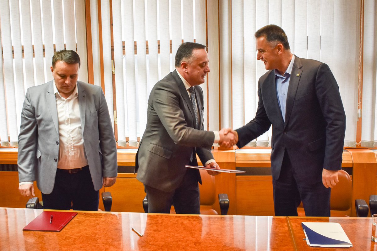 MiningEnergyRS's tweet image. Ministar @AAnticBG potpisao Ugovor za izgradnju toplane na biomasu sa gradonačelnikom Novog Pazara vredan 5,8 mil. €
Novi kotao na biomasu snage 8 MW opskrbiće trenutni konzum, otvoriti mogućnost za nove korisnike, ali i pomoći rešavanju problema zagađenja vazduha u ovom gradu