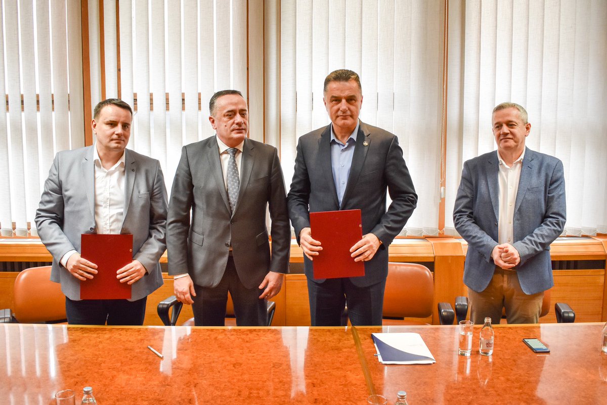 MiningEnergyRS's tweet image. Ministar @AAnticBG potpisao Ugovor za izgradnju toplane na biomasu sa gradonačelnikom Novog Pazara vredan 5,8 mil. €
Novi kotao na biomasu snage 8 MW opskrbiće trenutni konzum, otvoriti mogućnost za nove korisnike, ali i pomoći rešavanju problema zagađenja vazduha u ovom gradu