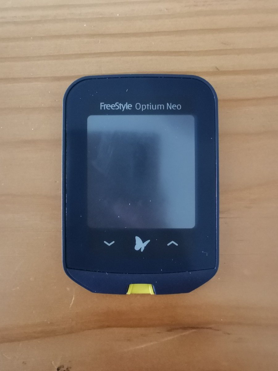 rosssetah's tweet photo. Hola amigos diabéticos. Tuve diabetes gestacional y me sobró esto, es para el aparato de la foto, desconozco si sirve para otro. 
Si a alguien le sirve me avisa y son suyas.
(El aparato lo tengo que devolver a SMI, son solo las tiras y lancetas).
Saludos. https://t.co/CGqE5CcE44