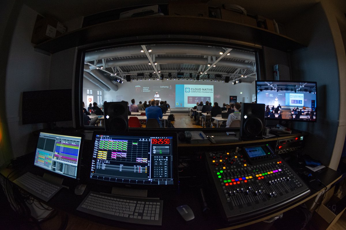 GDATA's tweet image. Das @DevOpsGathering ist in vollem Gange und wurde eröffnet von @PRossbach. Hier ein Blick hinter die Kulissen, eingefangen von @timberghoff. 🤓
#Behindthescenes | #DevOpsGathering | #CloudNative
