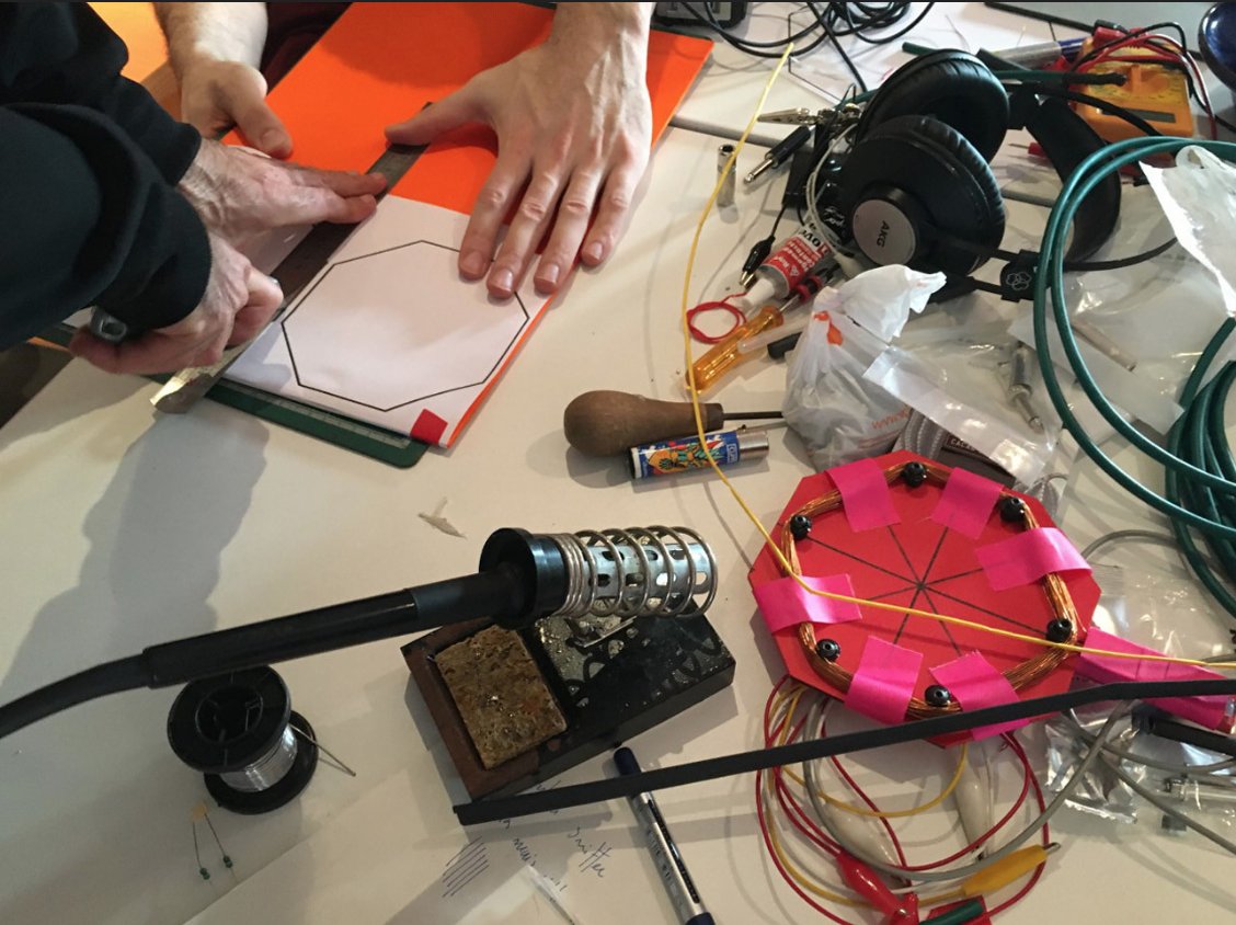 Five podcasts (and one essay) on radio… from the outer limits of radio llistes.macba.cat/HM?b=O8cBBSDnH…