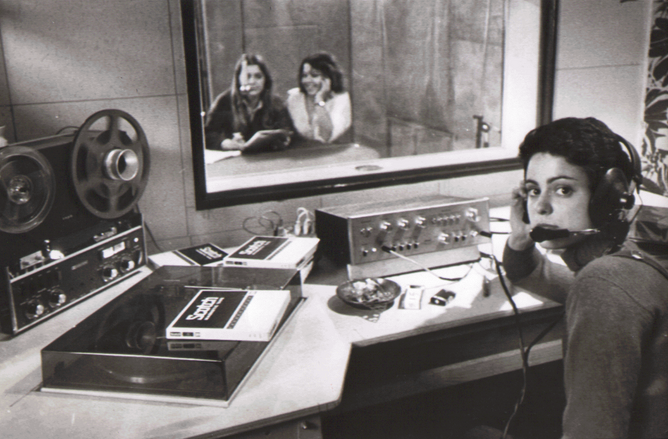 edizionialegre's tweet photo. 🎙 Un bel podcast per passare il tempo e scacciare l'angoscia!
👉 Su @radiondadurto due puntate dedicate all'#8marzo con i consigli di lettura femministe e transfemministe.
💜 Tra i consigliati c'è anche «Femonazionalismo» di @sararfarris
Enjoy!
https://t.co/Gz8dknFjKV https://t.co/59h9fnAivN