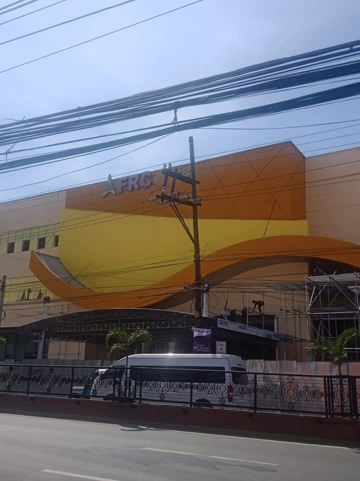 ItsMeGrayKnight's tweet photo. Dear fellow Caviteños, Yung dating FRC Mall POGO na pala ngayon. I knew it the first time I see the Chinese sign. Pati pala lugar namin invaded na ng mga mapangangking mga Tsino.😤😡
Credits:Tony Villanueva
@ogie_rosa 
@MalacananEvents 
@MrFrankBaraan
@jcpunongbayan 
@leahnavarro https://t.co/6O5gUZO06r