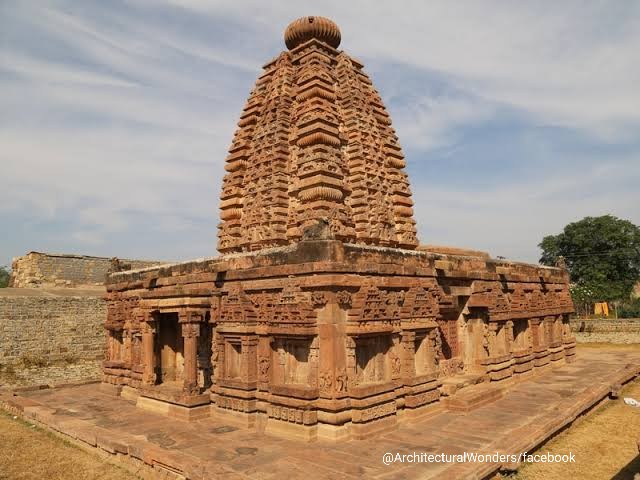 8c  #Jogulamba &  #Navabrahma temples situated on the banks of confluent rivers in  #Gadwal  #Telangana was built by Vinayaditya Chalukya in  #Chalukya style.The temple is considered to be one of the Shakti peethas. Jogulamba temple is dedicated to Parvati worshipped as Jogulamba 1/2