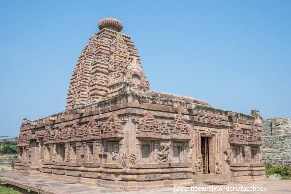 8c  #Jogulamba &  #Navabrahma temples situated on the banks of confluent rivers in  #Gadwal  #Telangana was built by Vinayaditya Chalukya in  #Chalukya style.The temple is considered to be one of the Shakti peethas. Jogulamba temple is dedicated to Parvati worshipped as Jogulamba 1/2