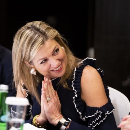 Hoe begroet u uw klanten, gasten of zakenpartners zonder fysiek contact te maken? Wij nemen een voorbeeld aan Koningin Maxima, die met dit handgebaar haar omgeving op een respectvolle wijze begroet. #handenschudden #nohandshake #asianhandshake #coronavirus