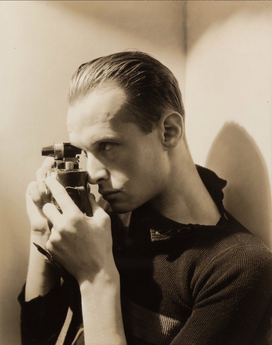 I've been meaning to post a thread of great photographer portraits by great photographers.A great start, I think: a young Henri Cartier-Bresson, by George Hoyningen-Huene, 1935. HCB was 27; GHH was 35. @MuseumModernArt