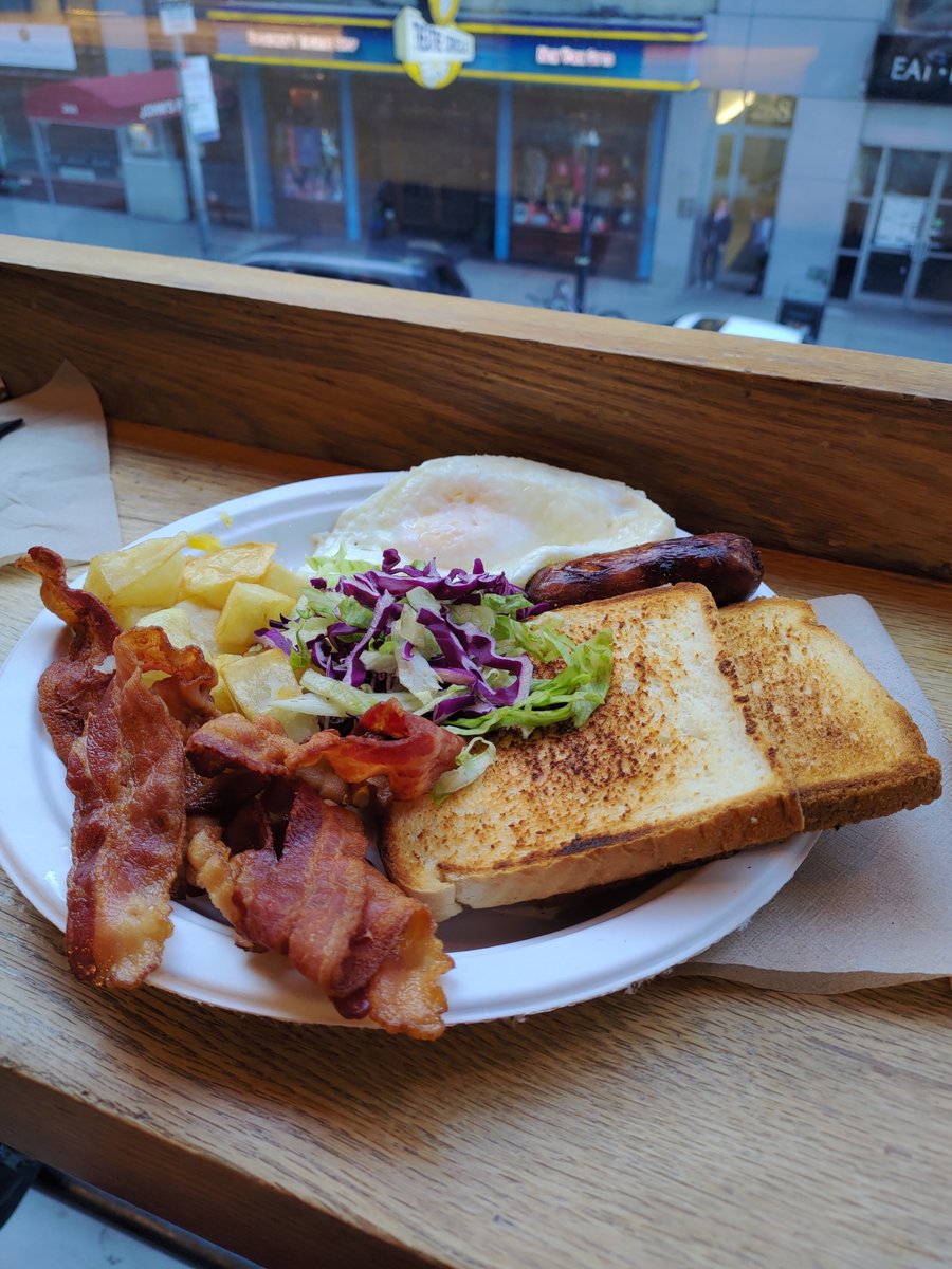 If you're starting off your day in the hustle and bustle of Times Square, make sure to stop in City Kitchen for some delicious breakfast! 🍳🥓