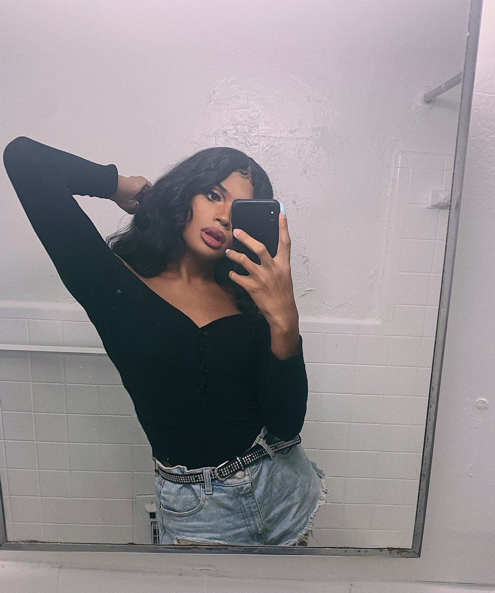 Liyahbew's tweet photo. Admire my beauty pigs. You can look but you most definitely will NEVER be able to touch. Yuck 🤢 you owe me a tribute just for that crossing your mind  #Findonqueen #findom #goddess #cashslaves #onlyfansgirl #onlyfans https://t.co/q0OzQ8X08k