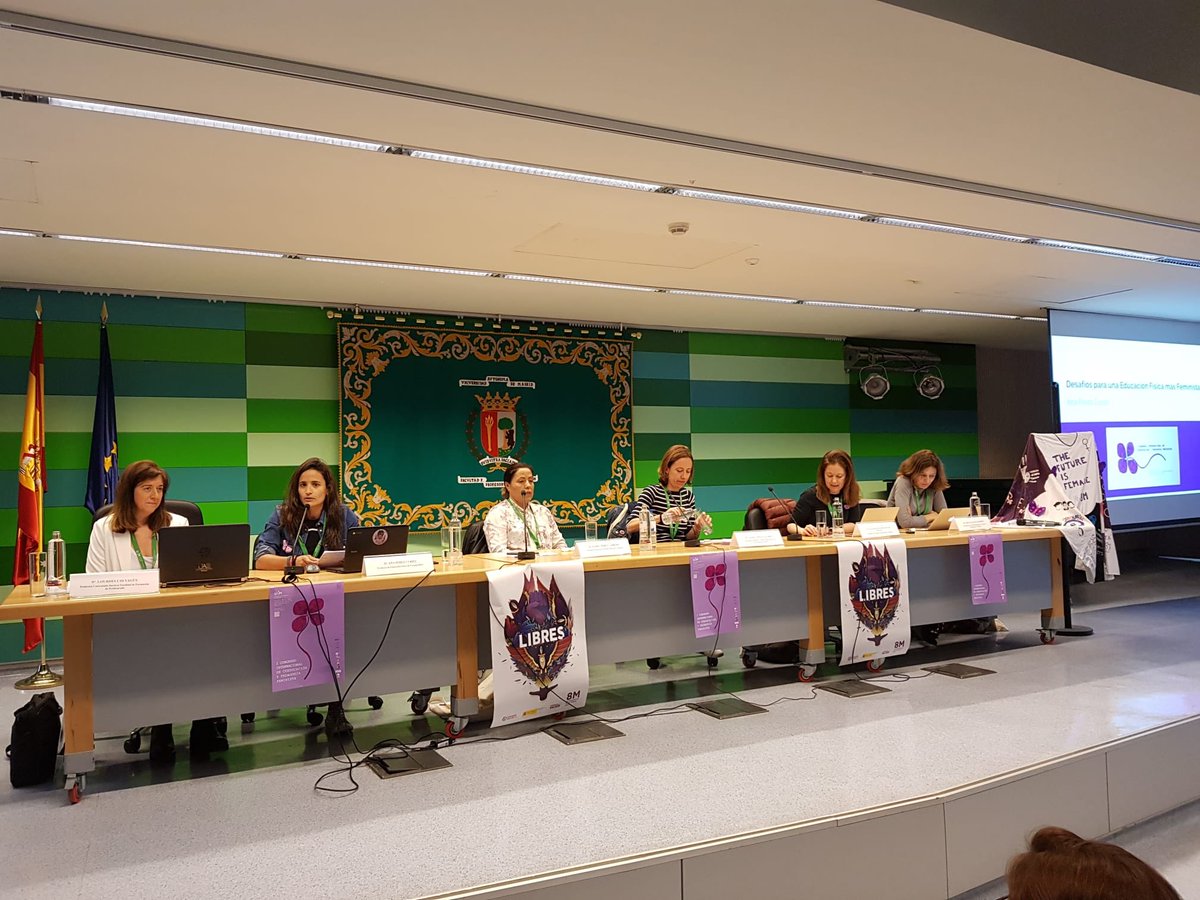 AleaRoque's tweet photo. Llevaba tiempo sin exponer en un congreso.un placer poder participar en este I Congreso d Coeducación y Pedagogías Feministas #gracias a esas valientes de @CoeducacionY x organizar a @GuipaMJOSE x liarme y a todo el profesorado q asiste y q lucha x romper con la brecha d género https://t.co/HLarYBd8Mj