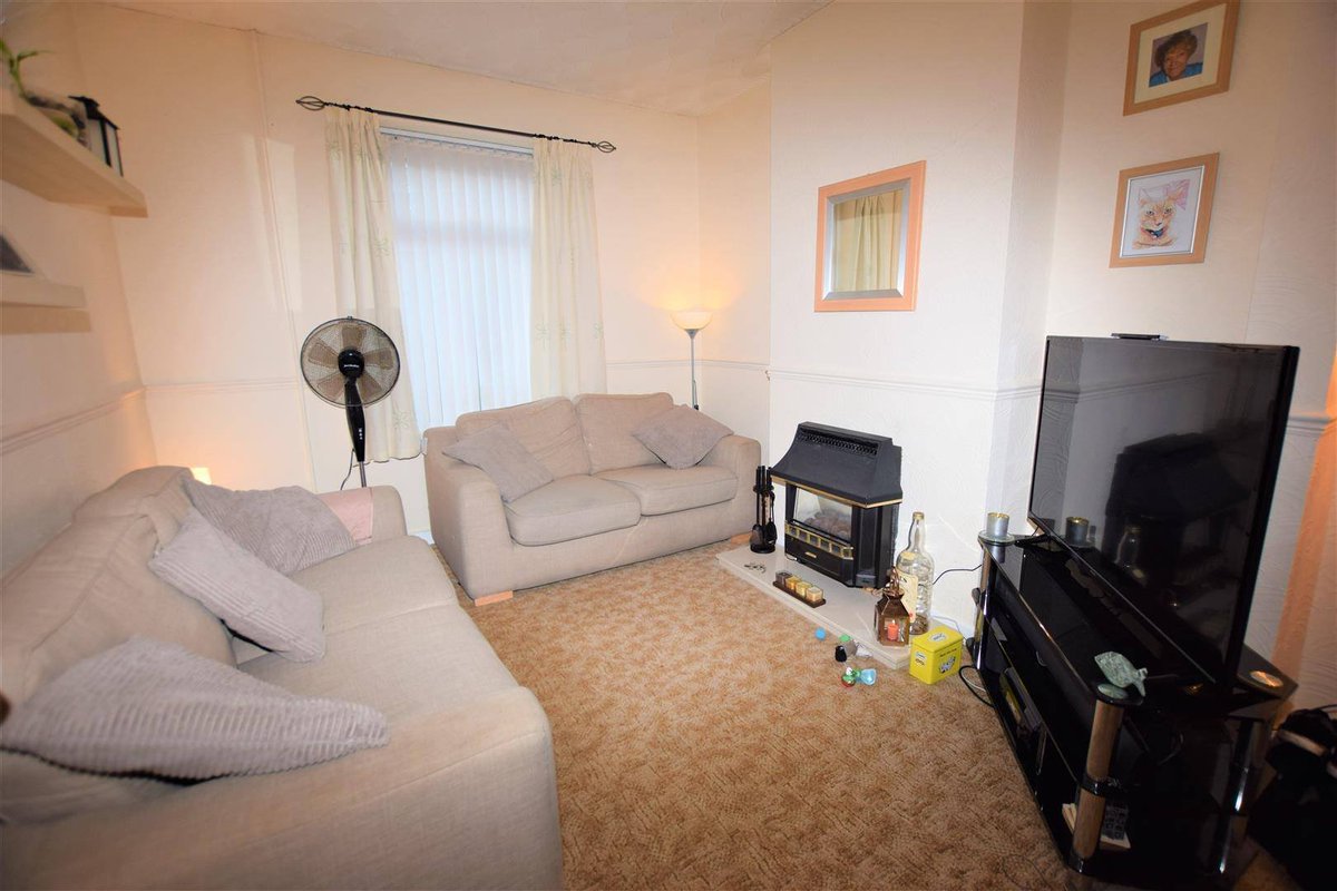 *** AN IDEAL FIRST TIME BUY ***

£124,950

A well presented three bedroom mid terraced traditional property situated off Barry Road, in close proximity to Barry Town Centre, schools and public transport.

To BOOK a viewing, CALL 01446 736888 or VISIT... ninaestateagents.co.uk/property/davie…