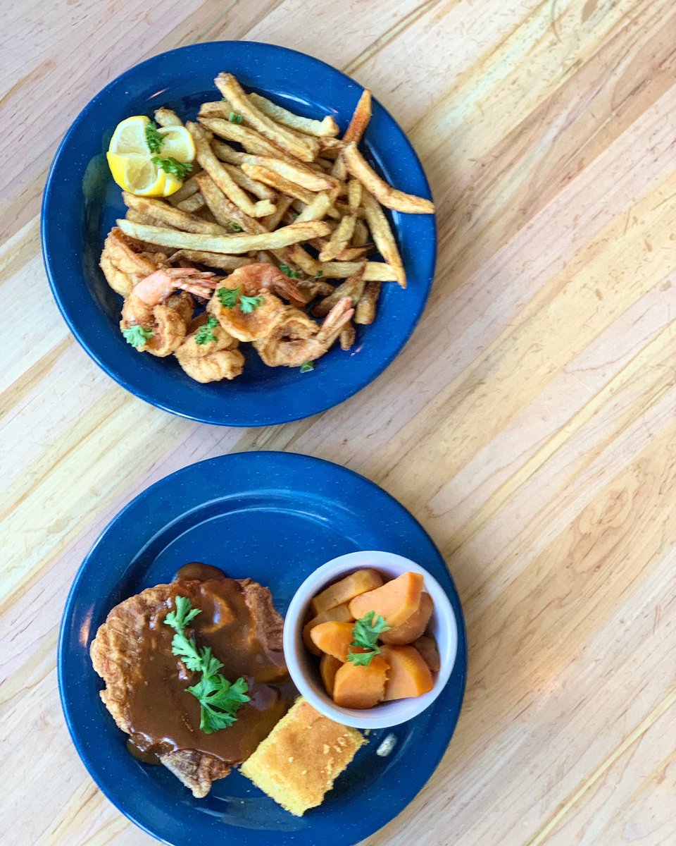 3rdandCourt's tweet photo. Blue Plate Special today: smothered pork chop or fried shrimp! 🧡💚 #3rdandcourtdiner #901eats https://t.co/DWHXy3tnh2