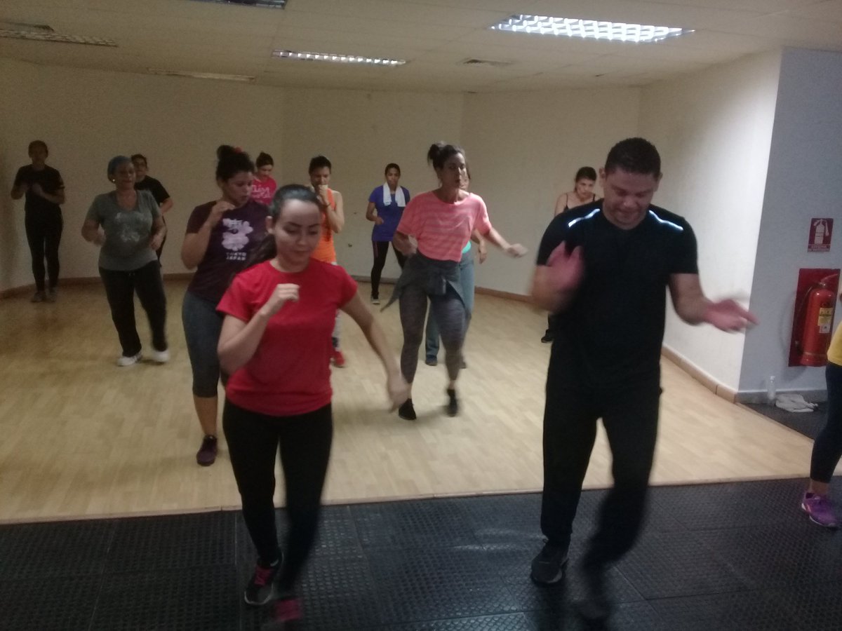 carabobofpo's tweet photo. #10Mar Las trabajadoras de @PDVSA participaron en el taller de #Salsafit Sabor y Son desarrollado por el instructor Euclides Vales de la Gerencia de Salud, promoviendo el sano esparcimiento y disfrute de las féminas en el marco de la celebración del Día de la Mujer y del Médico. https://t.co/noQLlHfVwR