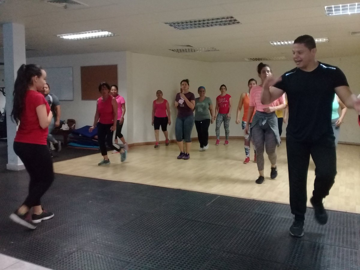 carabobofpo's tweet photo. #10Mar Las trabajadoras de @PDVSA participaron en el taller de #Salsafit Sabor y Son desarrollado por el instructor Euclides Vales de la Gerencia de Salud, promoviendo el sano esparcimiento y disfrute de las féminas en el marco de la celebración del Día de la Mujer y del Médico. https://t.co/noQLlHfVwR