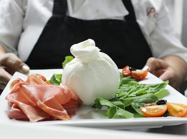 ¿Ya probaste el plato con burrata, prosciutto, rúgula y tomate Cherry? Es perfecto para compartir (aunque a veces no provoque 😏) #VenA <a href="/pazzoristorante/">Pazzo Ristorante</a>