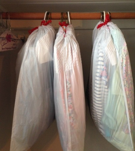 RedefyneMoving's tweet image. While your clothes are still hanging in the closet, put them inside a trash bag to make unpacking simpler. These little life hacks make moving day a breeze!