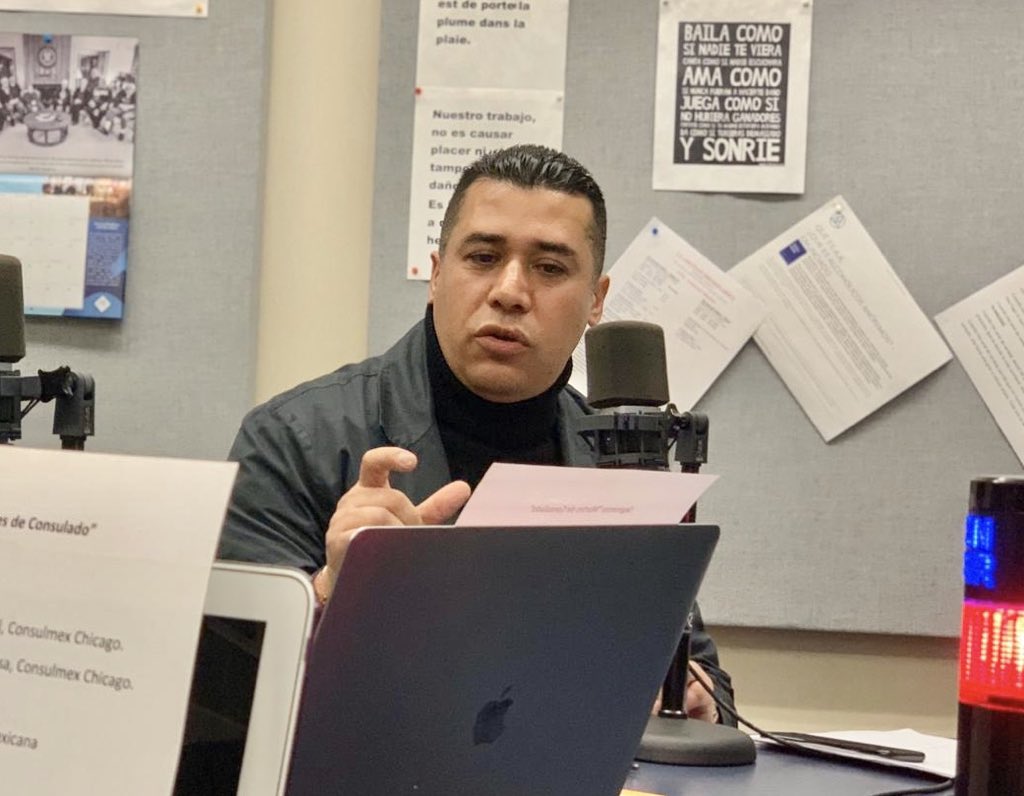 ConsulMexCho's tweet photo. Luis Enrique Aguilar del área de Registro civil de #ConsulMexChicago habla 🎙 de la importancia del trámite de #DobleNacionalidad a través de @radioclaret 📻 con Laura Müller y Jorge Salazar. https://t.co/ztyibKCvKH