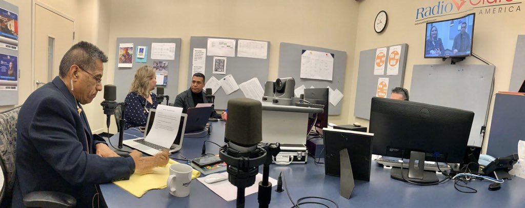 ConsulMexCho's tweet photo. Luis Enrique Aguilar del área de Registro civil de #ConsulMexChicago habla 🎙 de la importancia del trámite de #DobleNacionalidad a través de @radioclaret 📻 con Laura Müller y Jorge Salazar. https://t.co/ztyibKCvKH