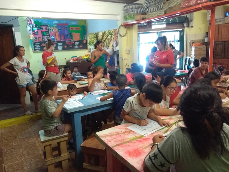 fundmarolio's tweet photo. Momentos de alegría junto a los chicos del Centro Sana Convivencia ❤️
-
#fundacionmarolio #ayudanosaayudar #alimentandosonrisas #comensalidad #taller #Marolio https://t.co/s6duG5HKe3