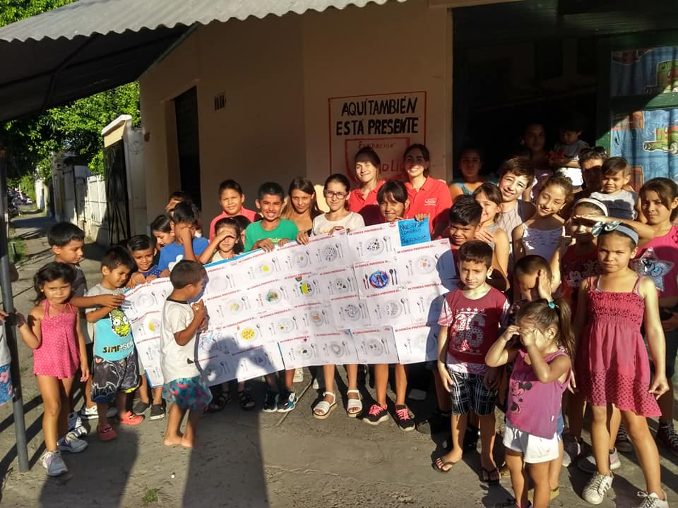 fundmarolio's tweet photo. Momentos de alegría junto a los chicos del Centro Sana Convivencia ❤️
-
#fundacionmarolio #ayudanosaayudar #alimentandosonrisas #comensalidad #taller #Marolio https://t.co/s6duG5HKe3
