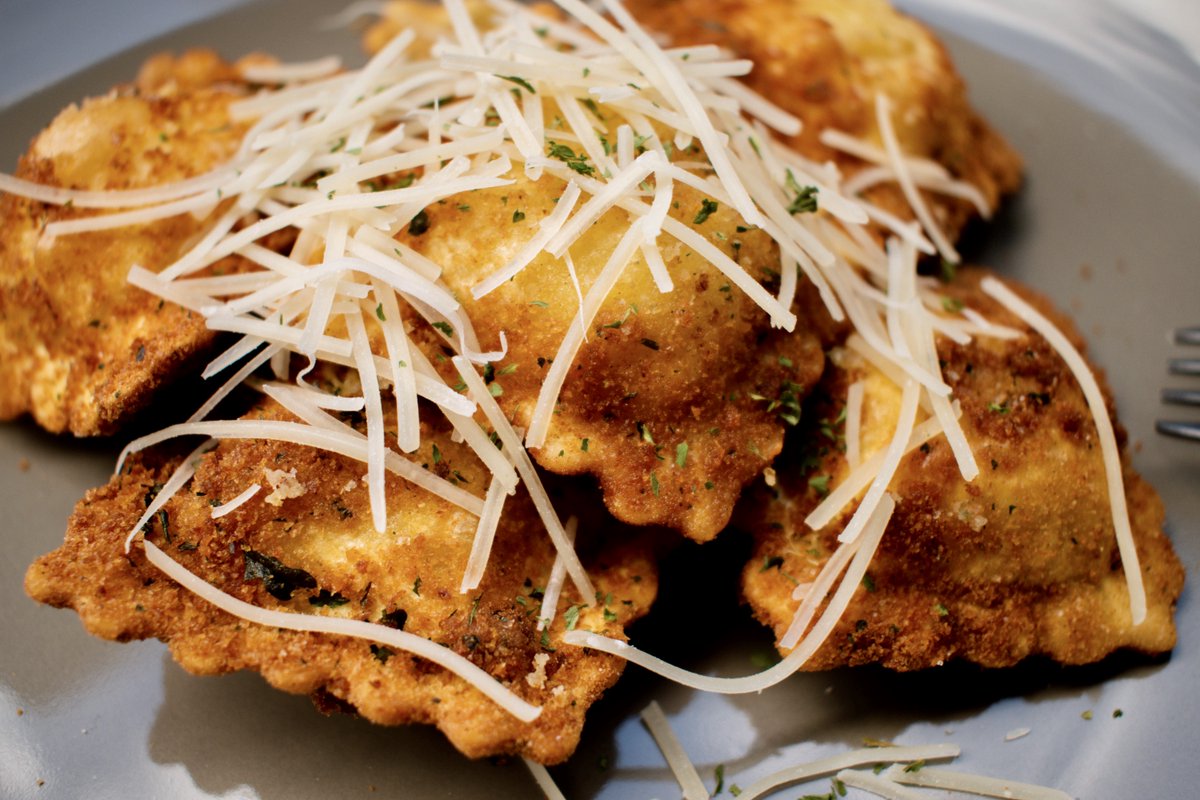 MonteBene's tweet photo. Fried Ravioli using Monte Bene Spicy Marinara sauce 🍴 We love dipping our ravioli into the sauce on the side! For the recipe, VISIT THE LINK IN OUR BIO! https://t.co/pkyFDxRmdh