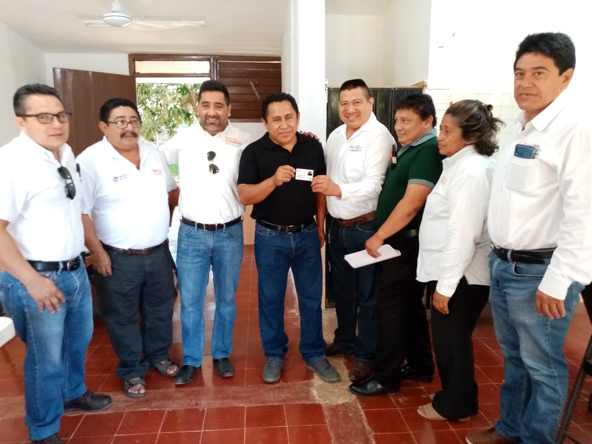 ricardomm78's tweet photo. EN Maxcanú #Credencializando a compañeros de la D-II-37 de la #Región8 del @SNTESeccion33
En el SNTE trabajamos para ti
@SnteNacional
#SNTEunoAuno
#CercaDeTi https://t.co/eoCgjLeoaV