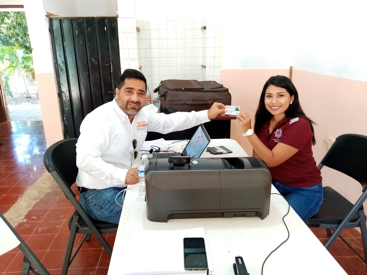 ricardomm78's tweet photo. EN Maxcanú #Credencializando a compañeros de la D-II-37 de la #Región8 del @SNTESeccion33
En el SNTE trabajamos para ti
@SnteNacional
#SNTEunoAuno
#CercaDeTi https://t.co/eoCgjLeoaV
