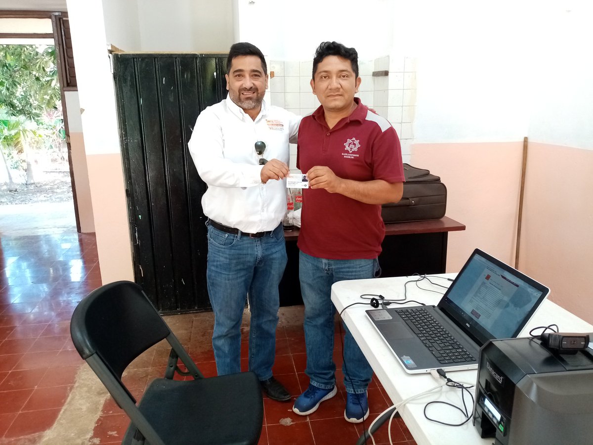 ricardomm78's tweet photo. EN Maxcanú #Credencializando a compañeros de la D-II-37 de la #Región8 del @SNTESeccion33
En el SNTE trabajamos para ti
@SnteNacional
#SNTEunoAuno
#CercaDeTi https://t.co/eoCgjLeoaV