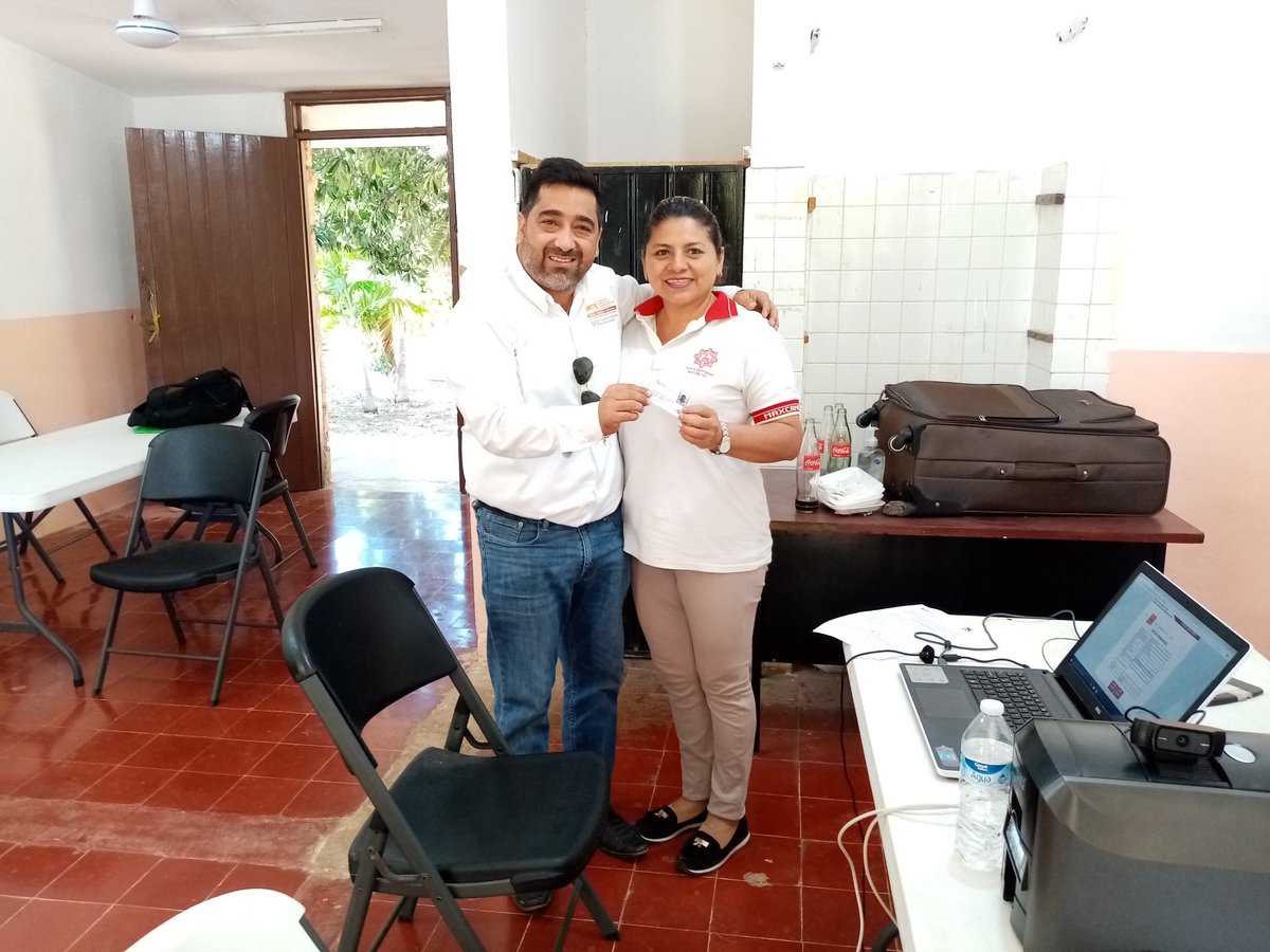 ricardomm78's tweet photo. EN Maxcanú #Credencializando a compañeros de la D-II-37 de la #Región8 del @SNTESeccion33
En el SNTE trabajamos para ti
@SnteNacional
#SNTEunoAuno
#CercaDeTi https://t.co/eoCgjLeoaV