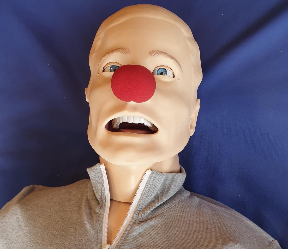 heartsmindsUK's tweet photo. good day @ScotiaUKplc #redcrossfirstaid course - even this guy is red nose ready for any situation #officefirstaid #nodummieshere #redcrossrednose https://t.co/uIfvlSfEUE