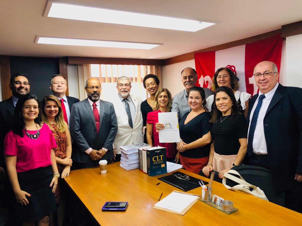 No Rio de Janeiro, membros do Movimento Nacional pela Advocacia Pública reuniram-se nessa segunda-feira (9), com o deputado Paulo Ramos (PDT-RJ). Durante a reunião, os Advogados Públicos apresentaram os pleitos das carreiras ao parlamentar que manifestou apoio. #AdvocaciaPública