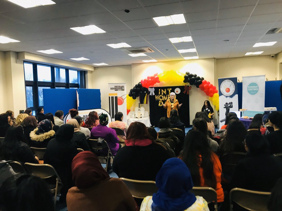 BpalCricket's tweet photo. Electrifying evening with over 150 amazing women coming together to celebrate #IWD20202!

Great turnout standing room only@ our collaboratives @khidmat_centres. Amazing @LordMayorBD officially opened by cake ceremony &amp;incredible speech left ladies in stitches.Truly an inspiration https://t.co/pCwJyAyiqW