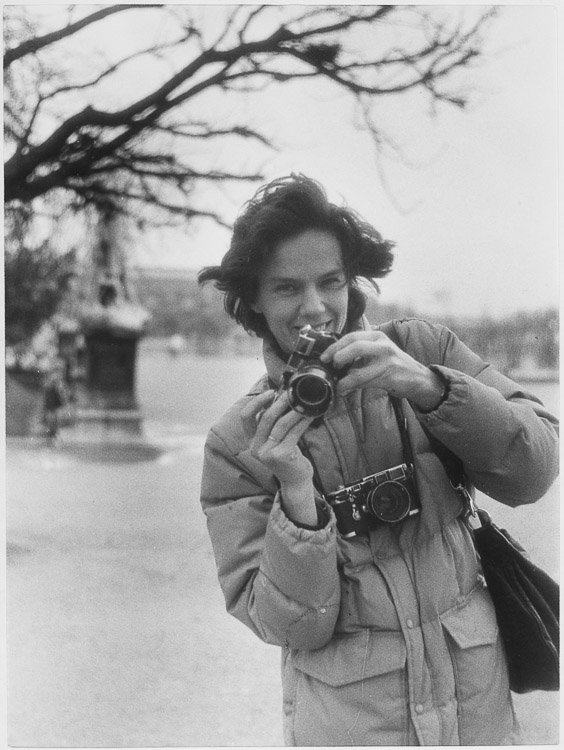  Great photographers by great photographers"Since I have my camera slung over my shoulder, I take advantage of a moment when Martine has just recharged her Leica to steal her own image, with my Foca 50 mm."A lovely shot of Martine Franck by Willy RonisTuileries Gardens, 1979