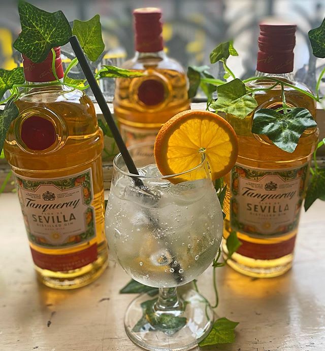 Brighton your winter blues with our new gin of the month Tanqueray Sevilla. Paired with Mediterranean tonic and an orange, it’s the perfect mix!

#tanqueraysevilla #orangegin #fevertree #thecastlefarringdon #clerkenwell #gin #ginofthemonth