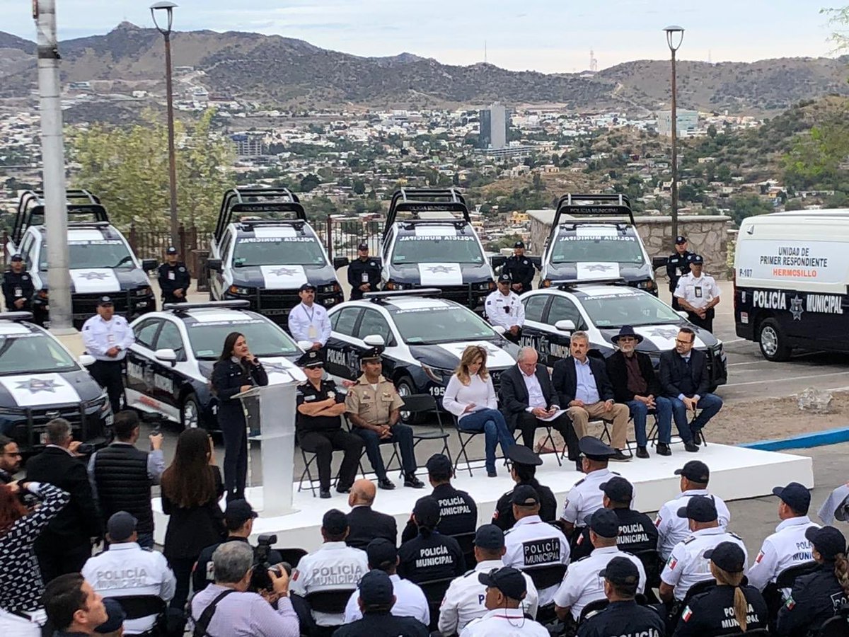 CarlosDiazAyoub's tweet photo. Entrega de 15 patrullas, 3 de ellas para el Grupo Especializado de Atención a la Violencia #GEAVI @CelidaLopezc suman ya 147 patrullas a la corporación https://t.co/Qb7e3GV7GY