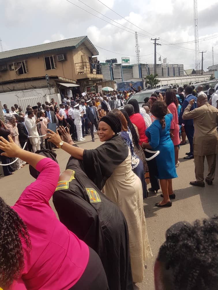Opubodgreat's tweet photo. #HistoryMade: 1st in the history of @nimasaofficial, no Director General have been this celebrated.
Staff of NIMASA form guard on Burma Road housing the NIMASA HQ, as they bid farewell to Dr. @PetersideDakuku.
#DakukuYearsInNIMASA
#DAP4All
#TeamNIMASA https://t.co/kvZWauFSyt