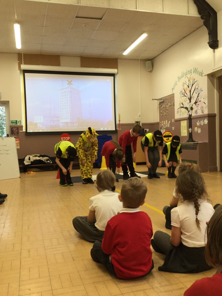 WranglePrimary's tweet photo. Thank you to our Junior Road Safety Officers and @LincsMiniPolice for their Stranger Danger assembly for Red class. #PersonalDevelopment #StayingSafe #HeadsShouldersKneesAndToes https://t.co/AellUV0Ocp