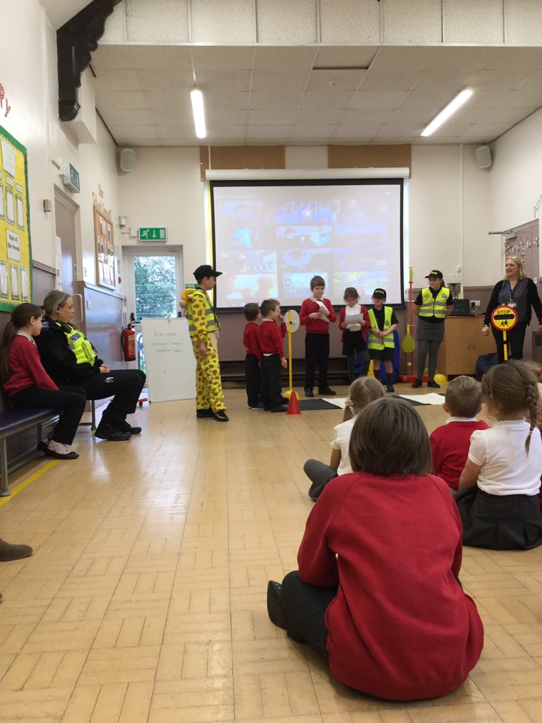 WranglePrimary's tweet photo. Thank you to our Junior Road Safety Officers and @LincsMiniPolice for their Stranger Danger assembly for Red class. #PersonalDevelopment #StayingSafe #HeadsShouldersKneesAndToes https://t.co/AellUV0Ocp