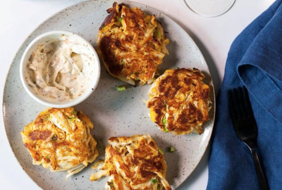 AquaStar_Co's tweet photo. Crab cakes are your taste buds' best friends! And they're a great way to bring your crew together to enjoy a family dinner, with Aqua Star crab, of course. Be sure to check out our signature crab cake recipe on our website. #SmartSeafood https://t.co/ogoc1i3pVR