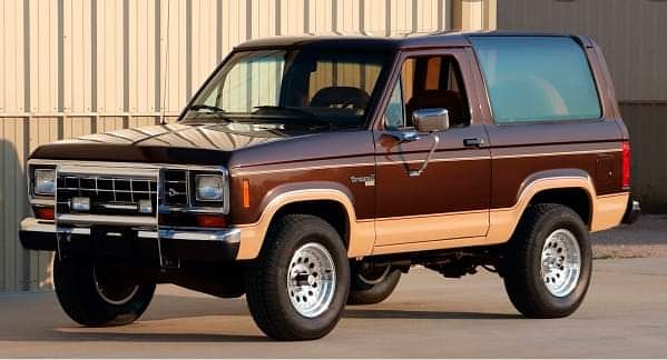 the4x4museum's tweet photo. On this date in Off-Road History
March 10th, 1983 -
The Ford Bronco II is introduced for the 1984 model year. Based off the Ranger platfom.
#Ford #BroncoII #Bronco #Bronco2 #FordRanger #Mitsubishi #4x4history #4x4museum https://t.co/dUiz45R4og