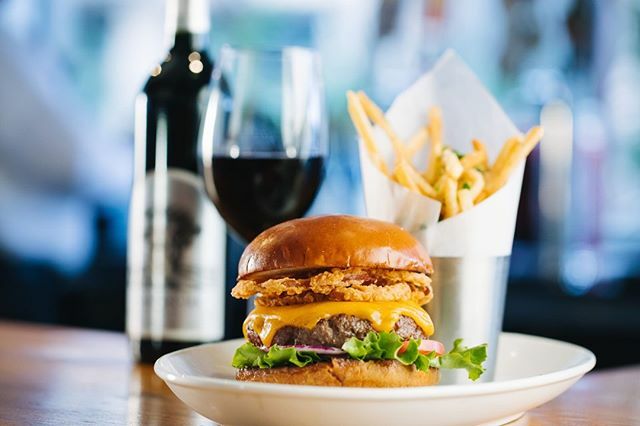 A burger without cheese is like a hug without a squeeze!
.
.
.
.
.
.
#dallasfoodcravings #lunchtime #dallasbound #thingstoeatindallas #thingstodoindallas  #DallasFoodie #DallasEats #BurgersinDallas ift.tt/2Q5zCFX