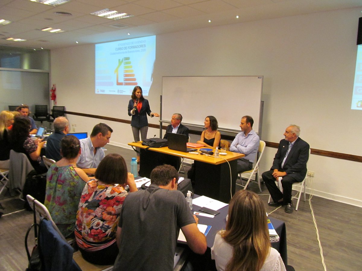 EE_Argentina's tweet photo. #Ahora - Curso Etiquetado de Viviendas para Formadores

En @copitecOficial reunimos 8⃣0⃣ profesionales de toda 🇦🇷 para capacitar en la generación de la Etiqueta de #EficienciaEnergética en viviendas.

Junto a @Energia_Ar y la #UniónEuropea trabajando por la transición energética https://t.co/askLsuQzv5