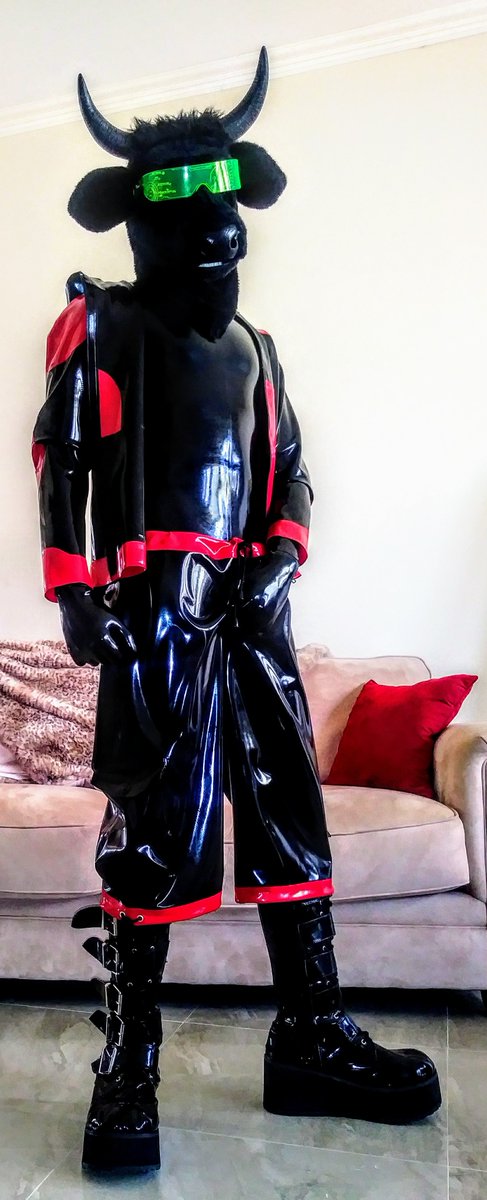 space_bull's tweet photo. For y'alls viewing pleasure

Cause in the far reaches of space, style and comfort still reign supreme

Catsuit by @BlackstyleLatex 
Jacket and shorts by @LibidexLtd https://t.co/LZLRmy0F2C