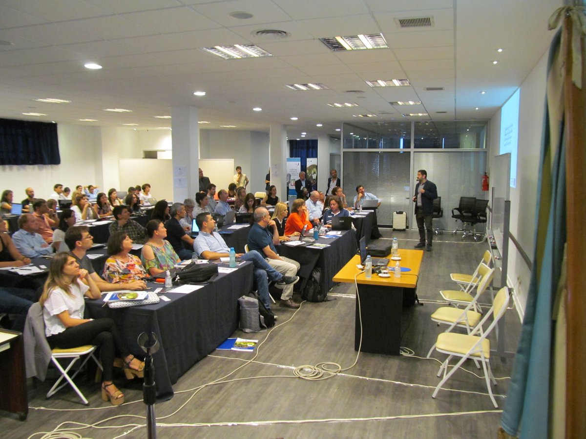 EE_Argentina's tweet photo. #Ahora - Curso Etiquetado de Viviendas para Formadores

En @copitecOficial reunimos 8⃣0⃣ profesionales de toda 🇦🇷 para capacitar en la generación de la Etiqueta de #EficienciaEnergética en viviendas.

Junto a @Energia_Ar y la #UniónEuropea trabajando por la transición energética https://t.co/askLsuQzv5