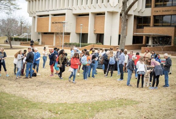 Take a look at how the Pups &amp; Cups event went yesterday! 🐶🧁🧡The dogs definitely got some good shots from the pup-arazzi 📸🧁#AUMfamily #goWarhawks #community