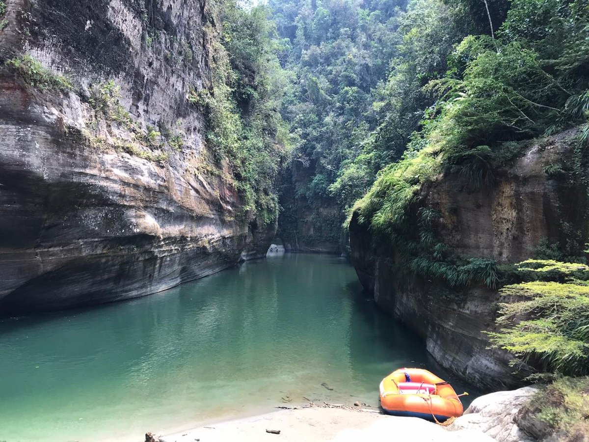 carlos_lesser's tweet photo. Se le llama la piscina olimpica del cañón del guejar. Tiene más de 50 metros de largo, y 21 de ancho. Y más de 2 metros de profundidad. No tiene carriles, pero la corriente los lleva solos. https://t.co/ZiBLZ1RuuS