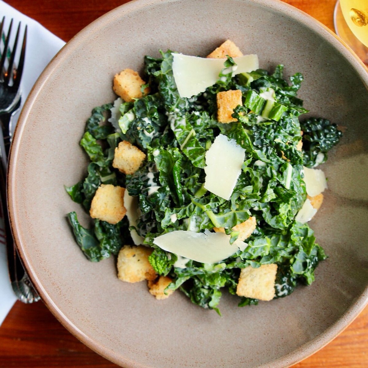 swiftsattic's tweet photo. Kale Caesar Salad b/c iceberg lettuce is so last year🥬 #KaleYeah

#swiftsattic #eatswiftly #farmtotable #yummo #eatlocal #eatingatx #keepaustineatin #eeeeeats #eateratx #goodeats #tastingtable #topcitybites #healthy #vegetarian #atxeats #austinfoodie #austin360eats #do512 #kale https://t.co/cCh8L5SZJy